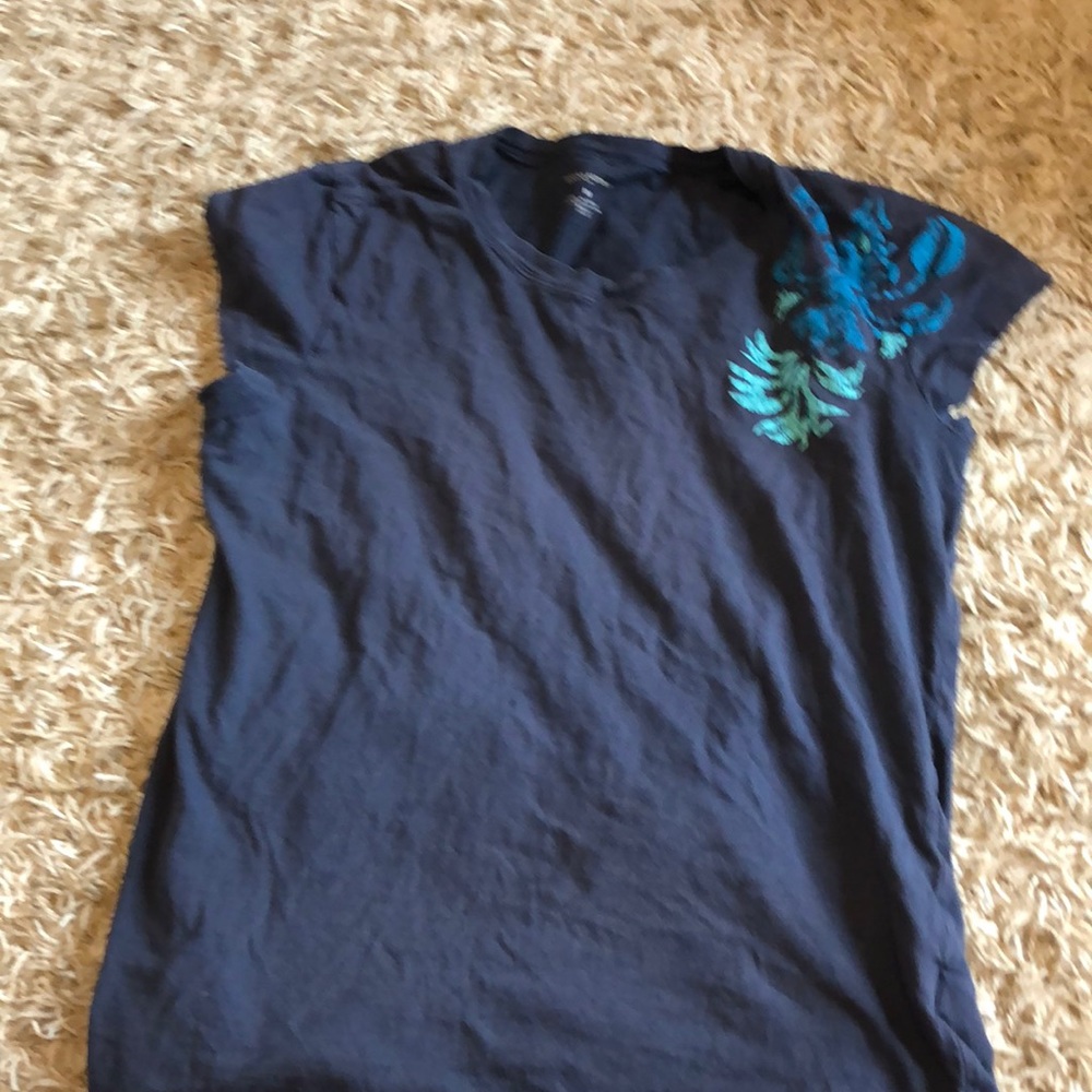 Blue tee with floral decal on side 💙